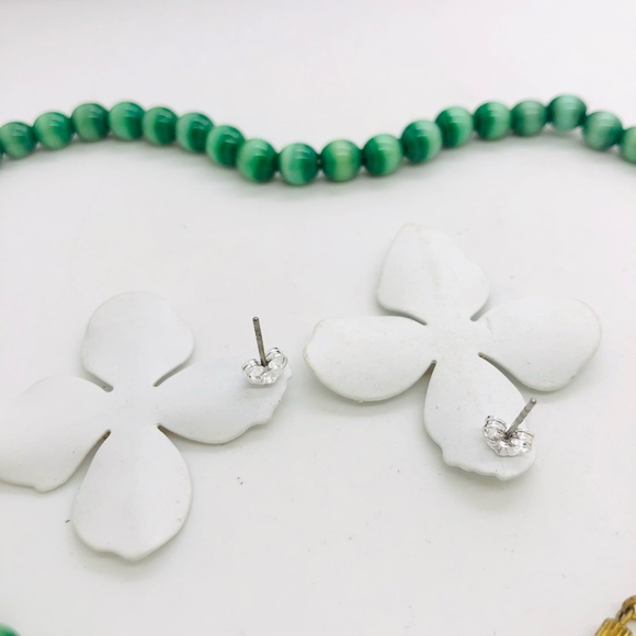 Vintage Green Moonglow Bead Necklace & Mod Flower Earrings - Picture 12 of 13